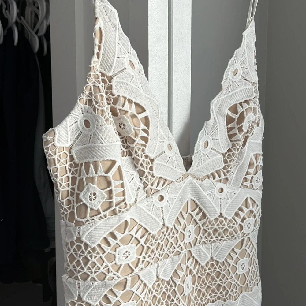 Lulu’s White & Beige Lace Dress, worn once - Picture 4 of 7